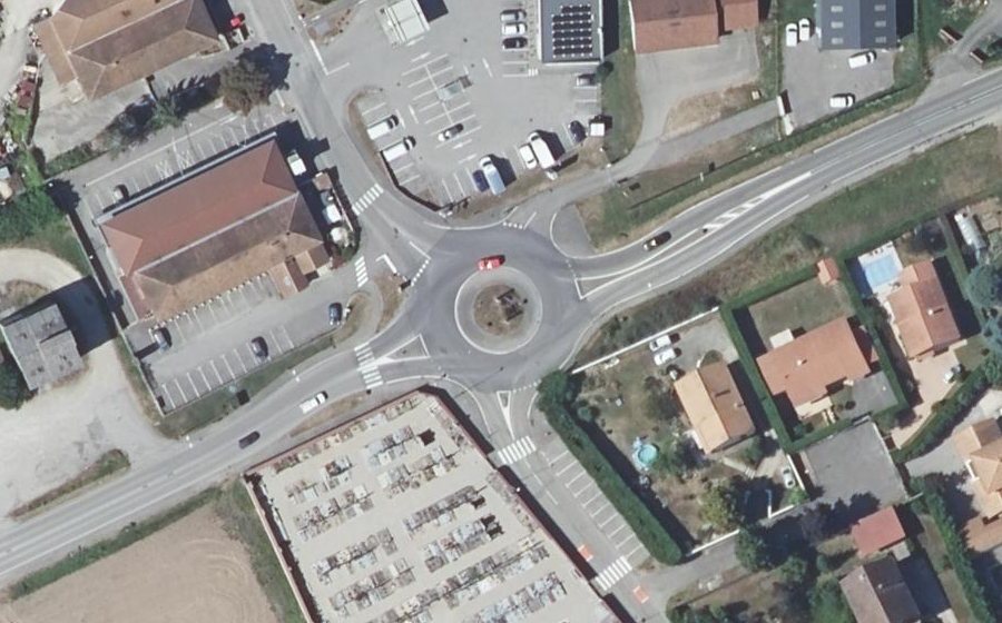 Vue aérienne du Rond-point anonyme n°173185580