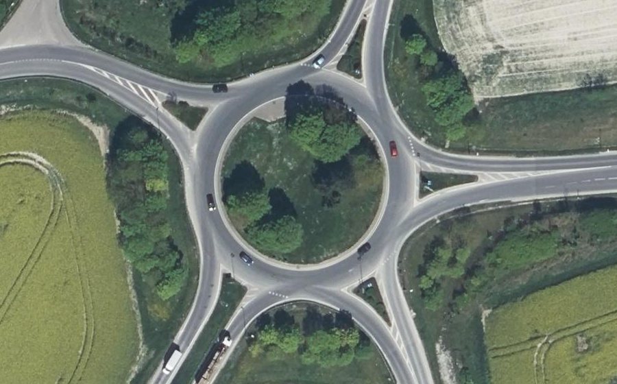 Vue aérienne du Rond-point anonyme n°173273743