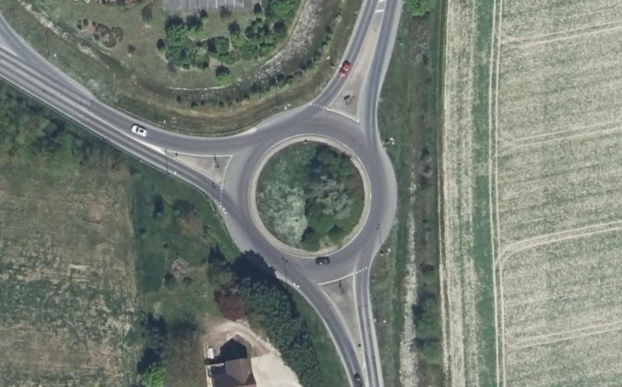 Vue aérienne du Rond-point anonyme n°173273749