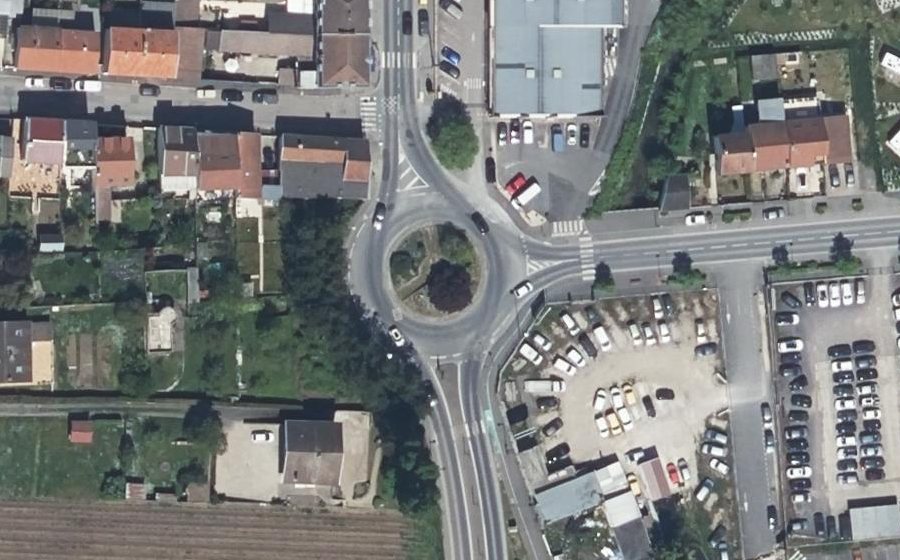 Vue aérienne du Rond-point anonyme n°173278417