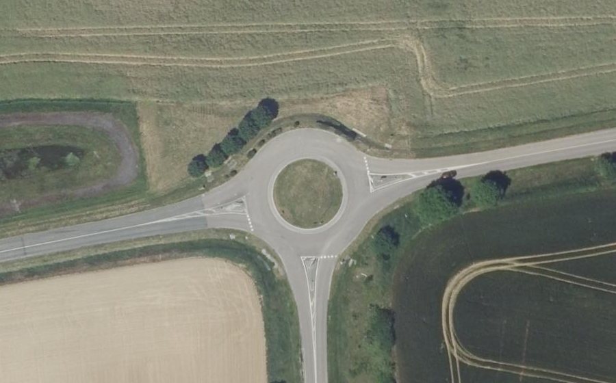 Vue aérienne du Rond-point anonyme n°173349450