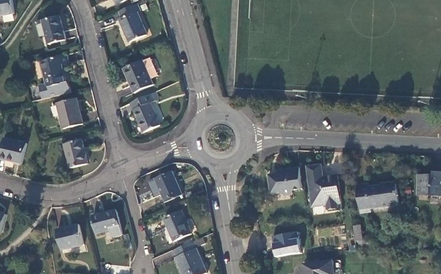 Vue aérienne du Rond-point anonyme n°173399531