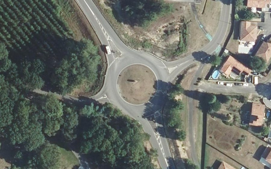 Vue aérienne du Rond-point anonyme n°173422448