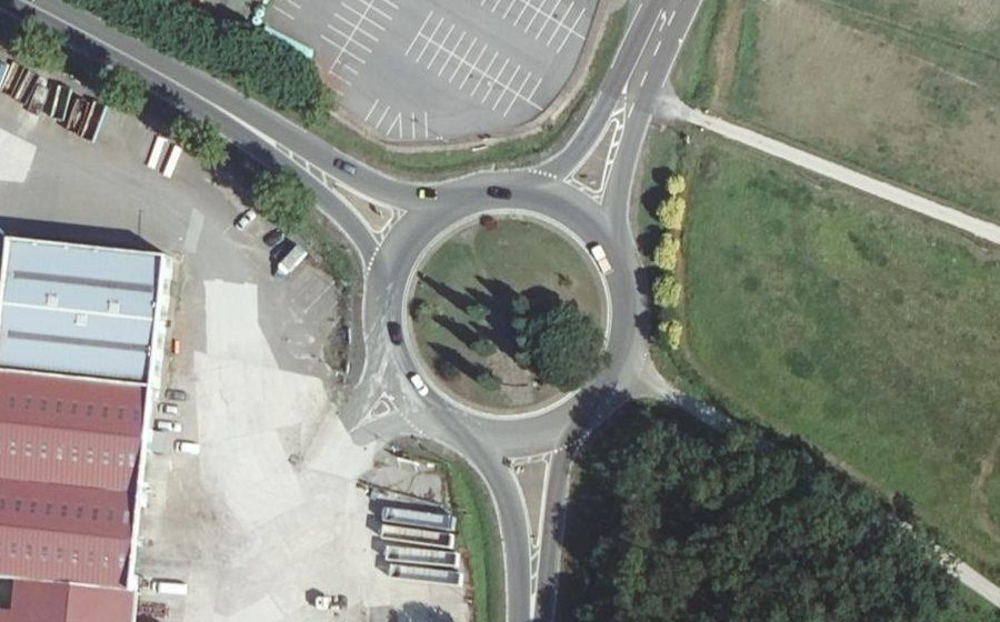 Vue aérienne du Rond-point anonyme n°173423595