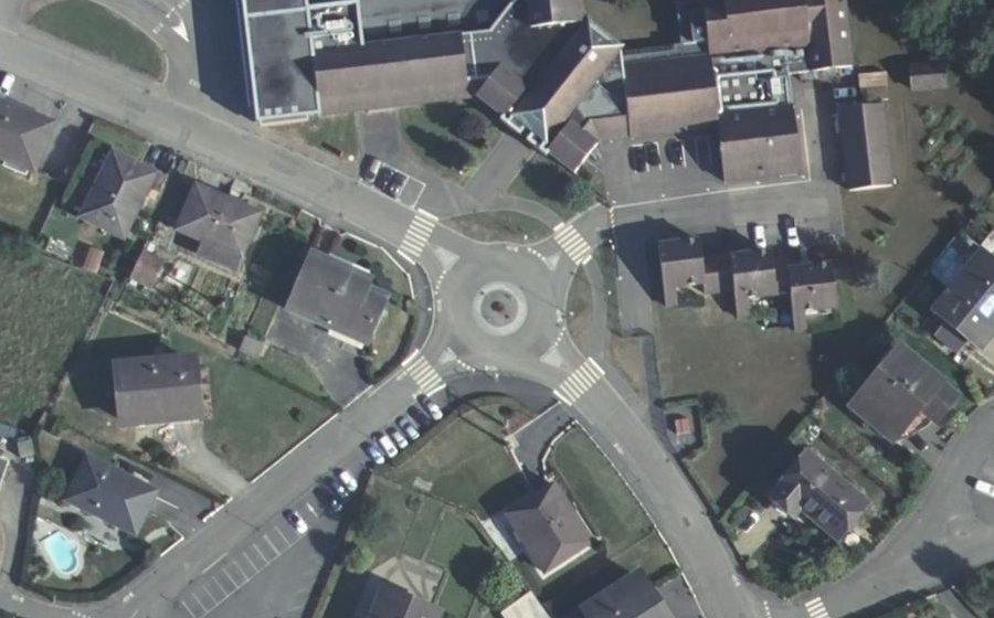 Vue aérienne du Rond-point anonyme n°173434756