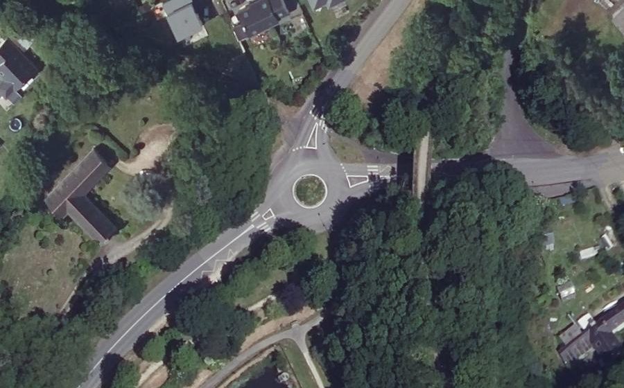 Vue aérienne du Rond-point anonyme n°173498333
