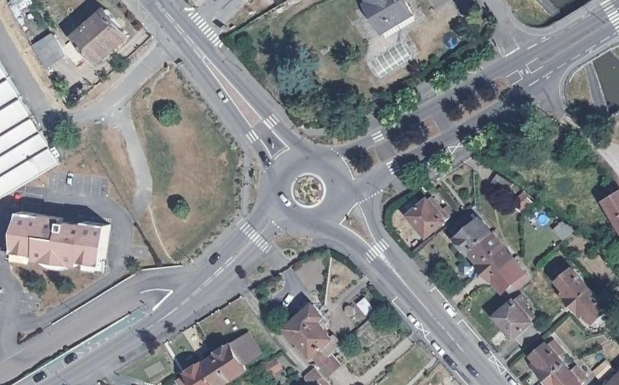 Vue aérienne du Rond-point anonyme n°173517625