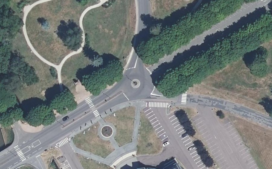 Vue aérienne du Rond-point anonyme n°173517627