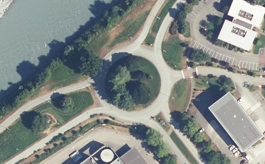 Vue aérienne du Rond-point anonyme n°173530745