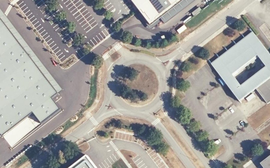 Vue aérienne du Rond-point anonyme n°173530747
