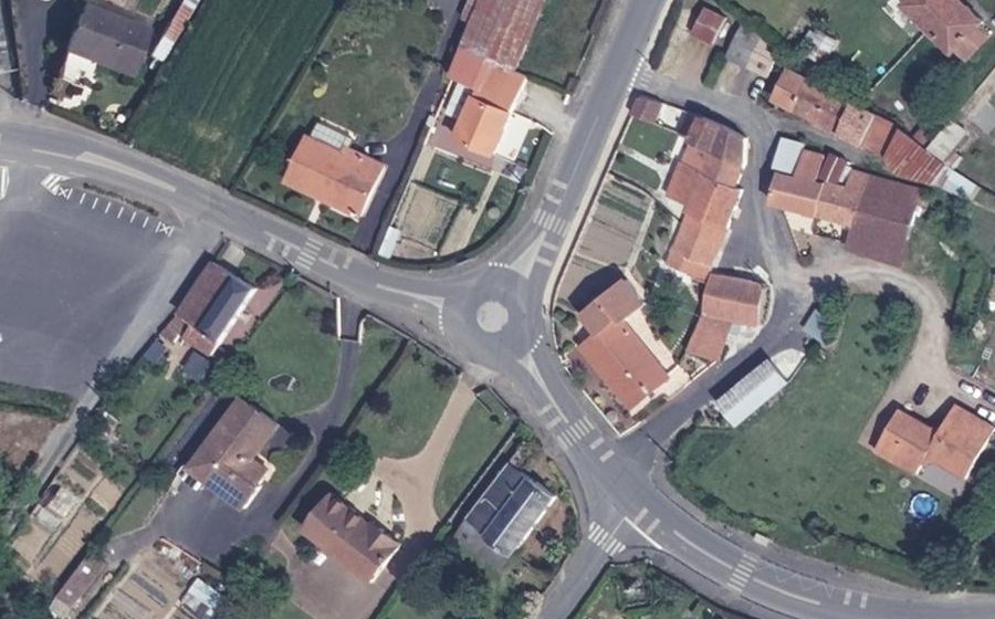 Vue aérienne du Rond-point anonyme n°173574817