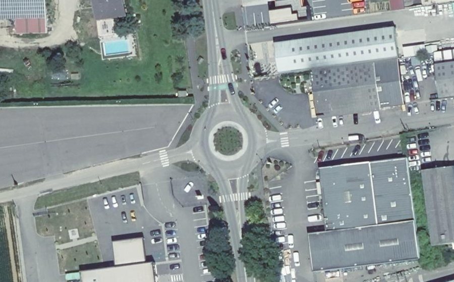 Vue aérienne du Rond-point anonyme n°173576289
