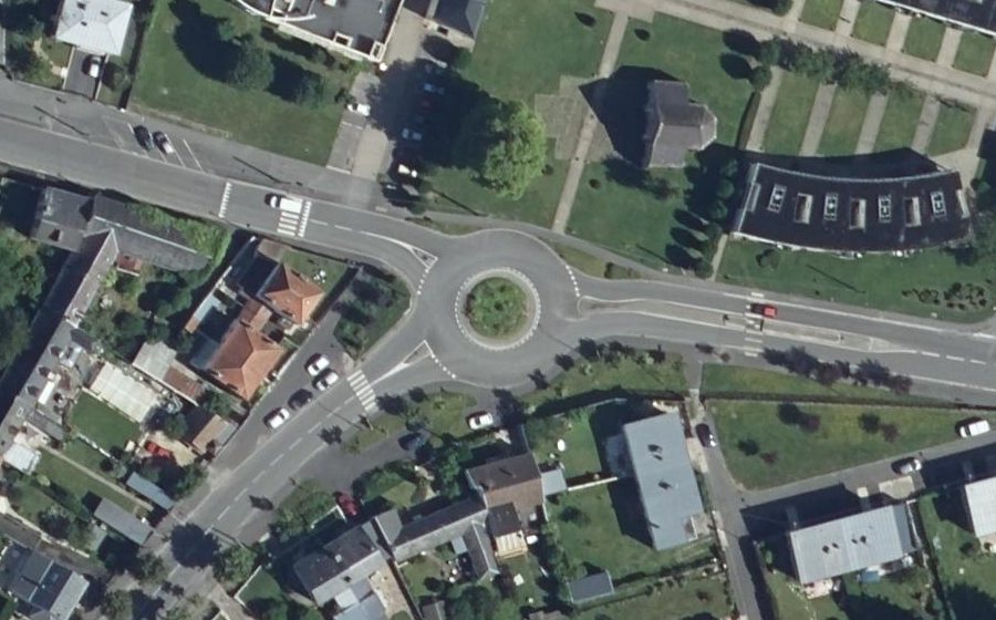 Vue aérienne du Rond-point anonyme n°173578449