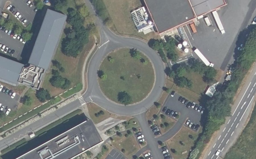 Vue aérienne du Rond-point anonyme n°173623707