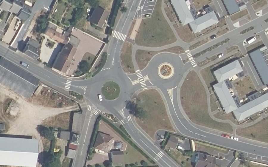 Vue aérienne du Rond-point anonyme n°173638922
