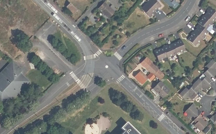 Vue aérienne du Rond-point anonyme n°173638928