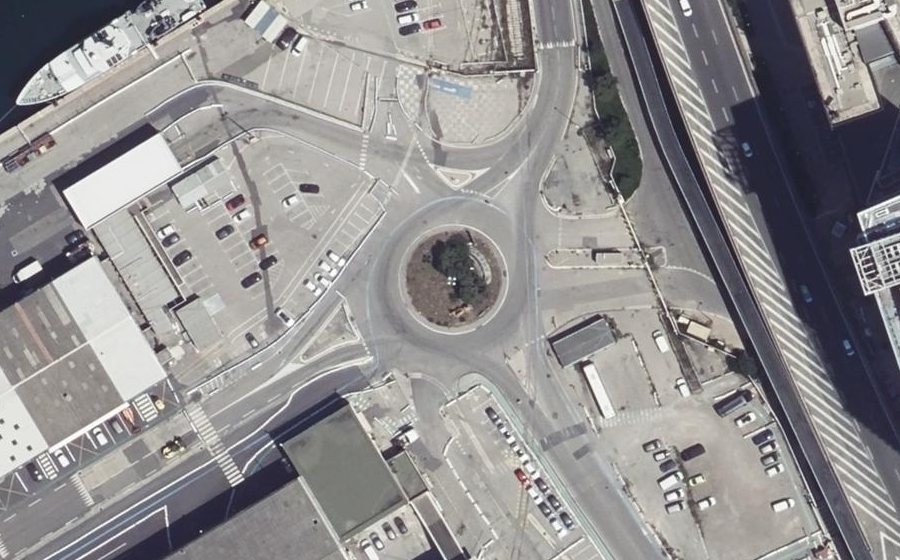 Vue aérienne du Rond-point anonyme n°173642338