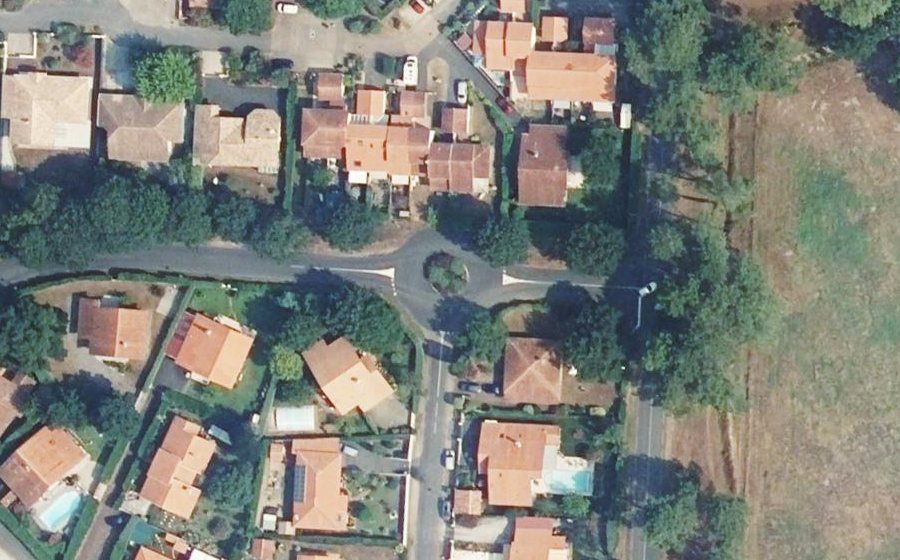Vue aérienne du Rond-point anonyme n°173668238