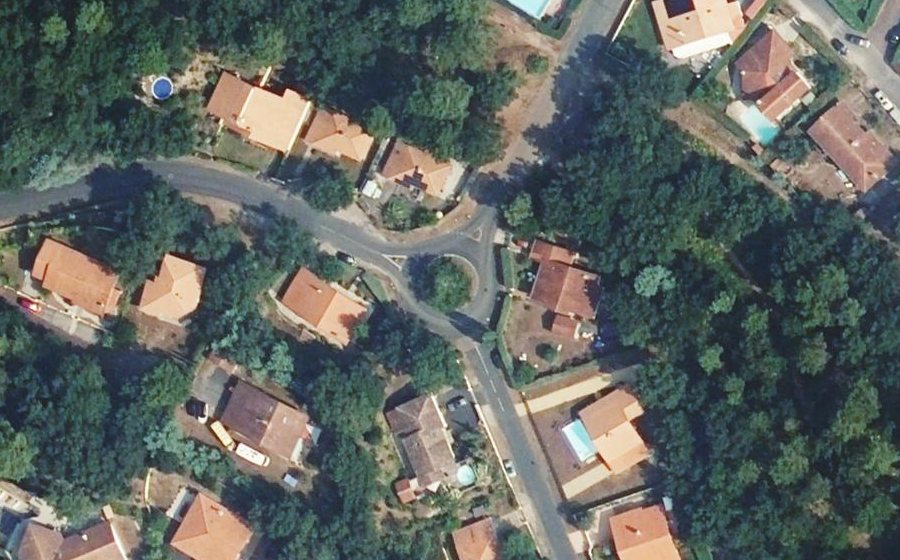 Vue aérienne du Rond-point anonyme n°173668244