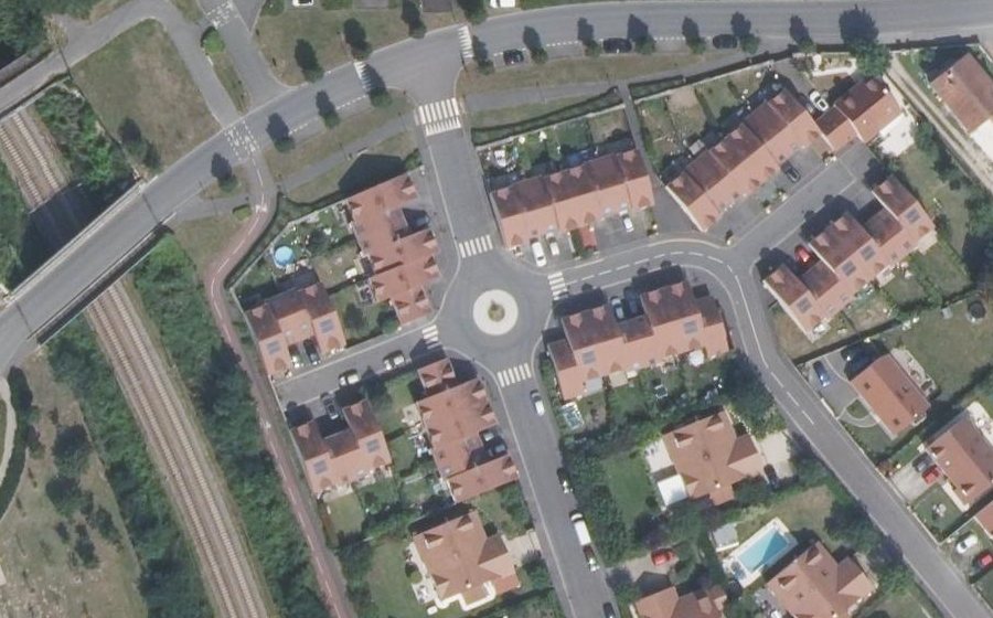 Vue aérienne du Rond-point anonyme n°173693325