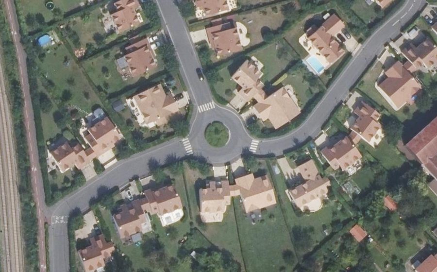 Vue aérienne du Rond-point anonyme n°173693326