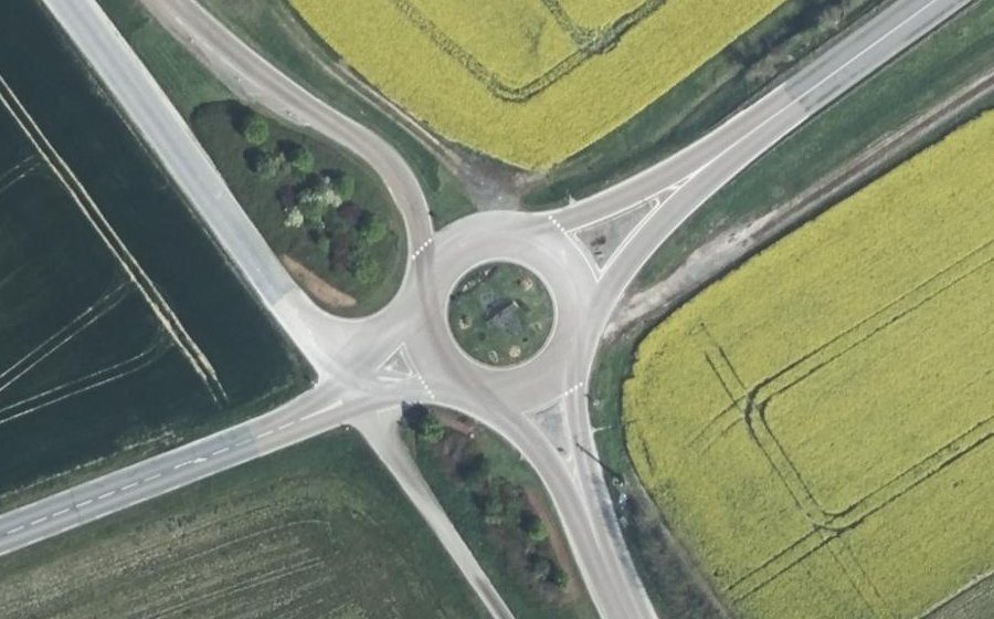 Vue aérienne du Rond-point anonyme n°173744538