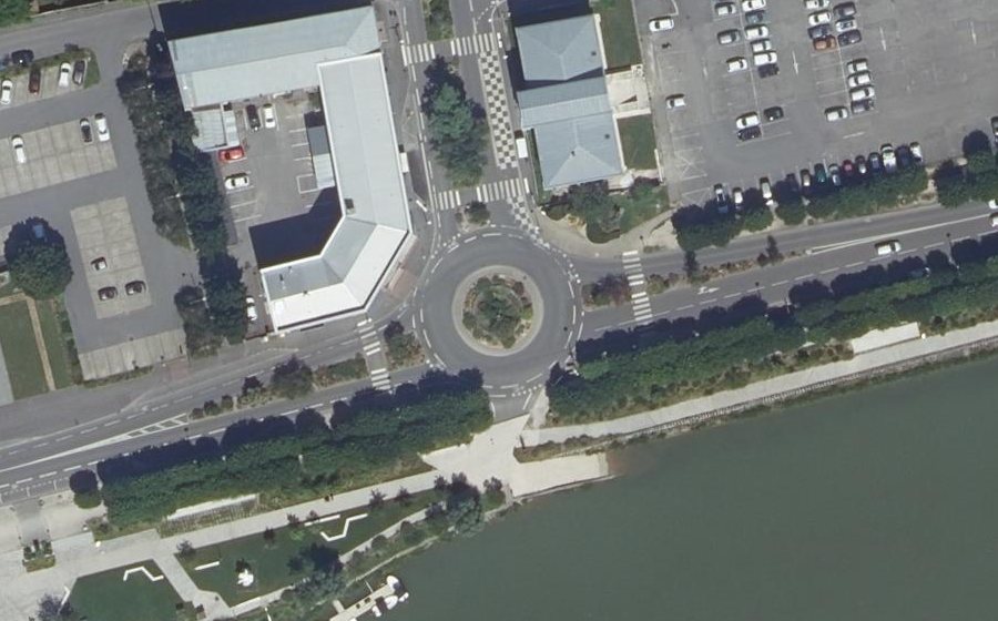Vue aérienne du Rond-point anonyme n°173746182