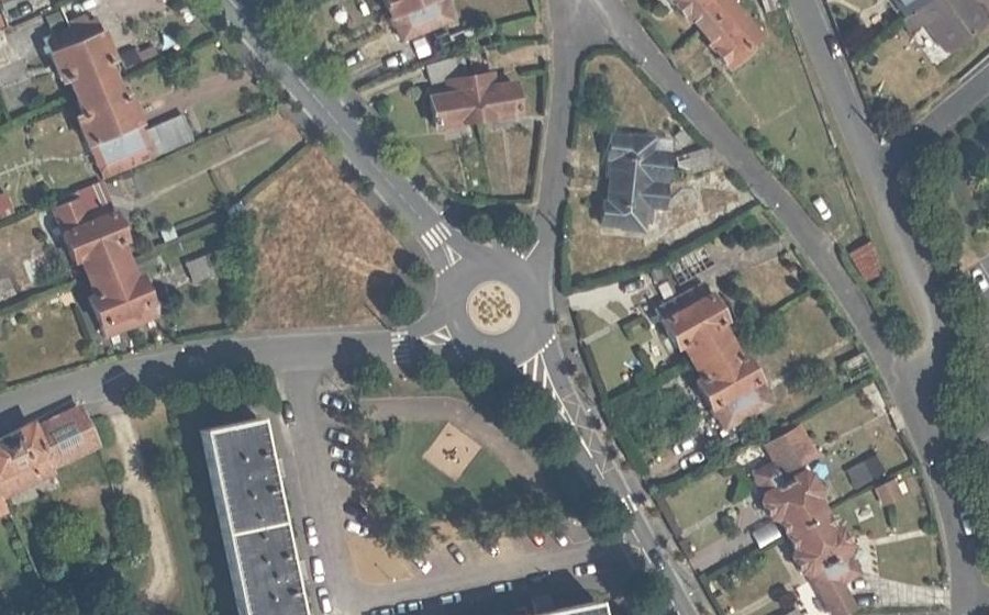 Vue aérienne du Rond-point anonyme n°173765675