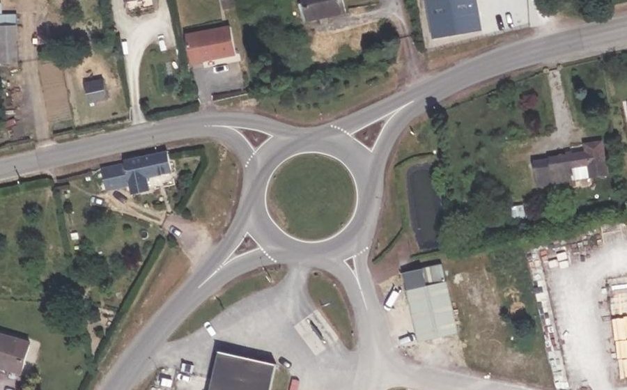 Vue aérienne du Rond-point anonyme n°173778043
