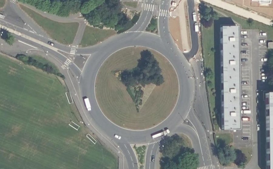 Vue aérienne du Rond-point anonyme n°173797828