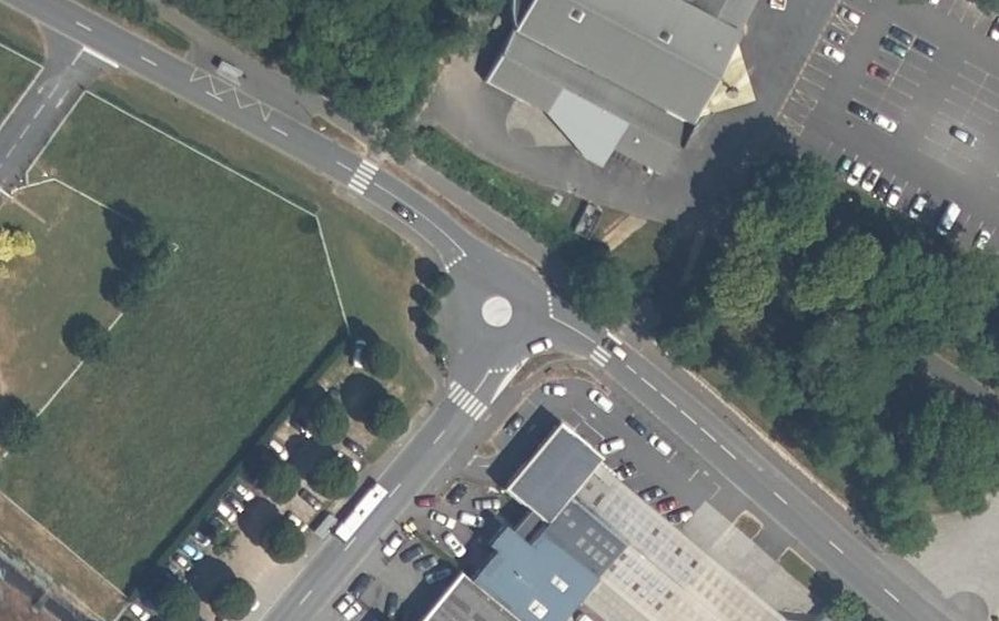 Vue aérienne du Rond-point anonyme n°173797835