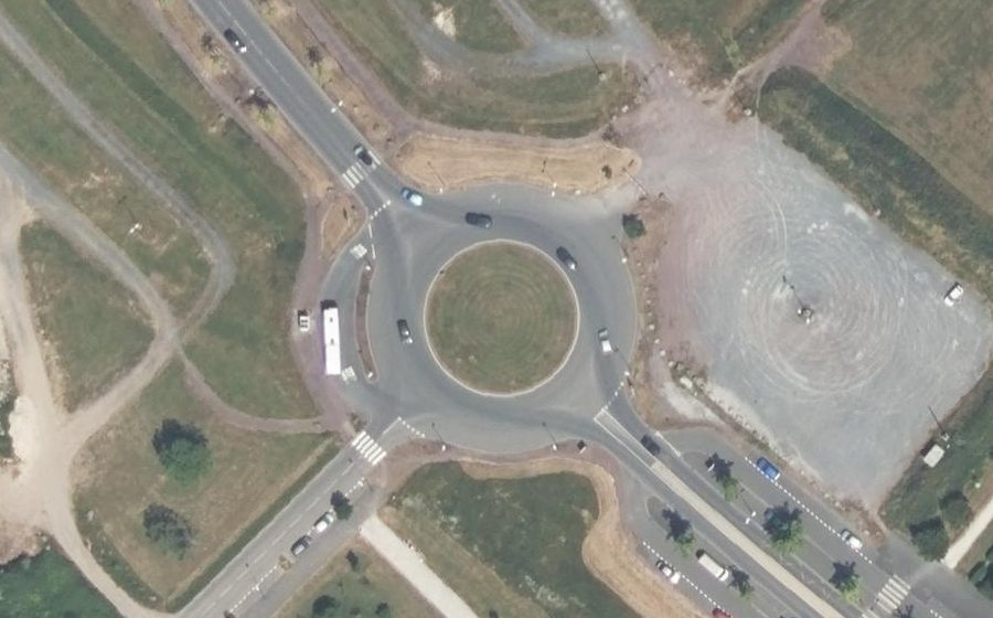 Vue aérienne du Rond-point anonyme n°173797854