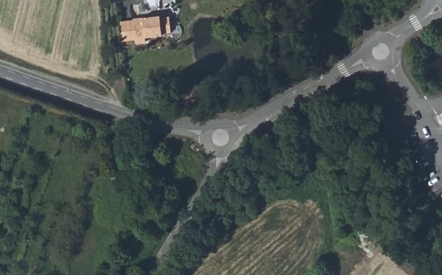 Vue aérienne du Rond-point anonyme n°173799220