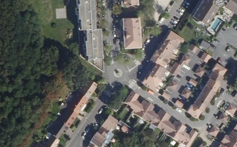Vue aérienne du Rond-point anonyme n°173832786