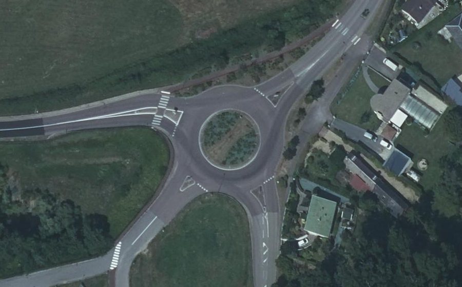Vue aérienne du Rond-point anonyme n°173882542