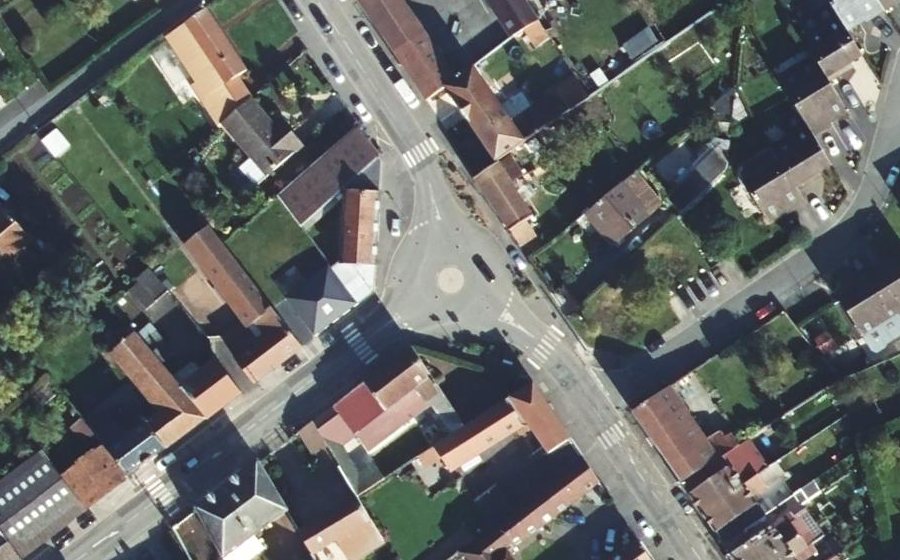 Vue aérienne du Rond-point anonyme n°173944528