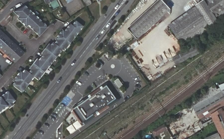 Vue aérienne du Rond-point anonyme n°174090281