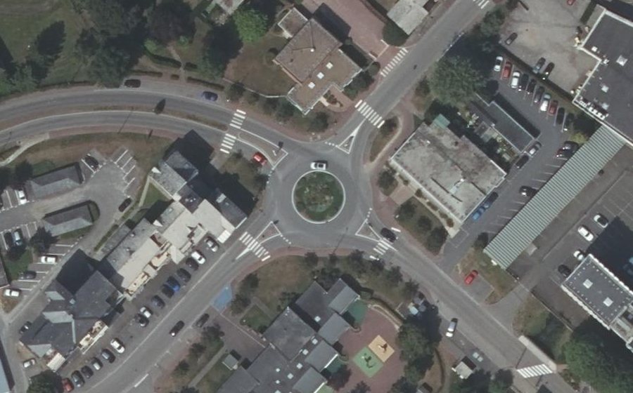 Vue aérienne du Rond-point anonyme n°174090710