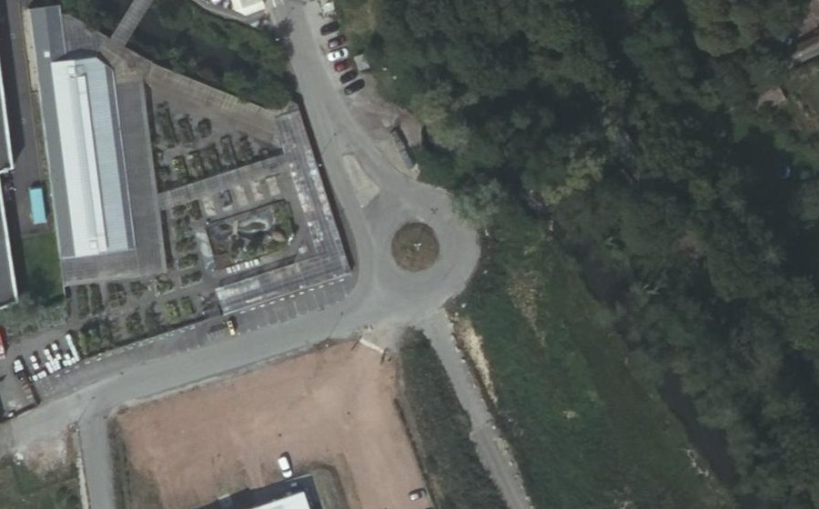 Vue aérienne du Rond-point anonyme n°174090983