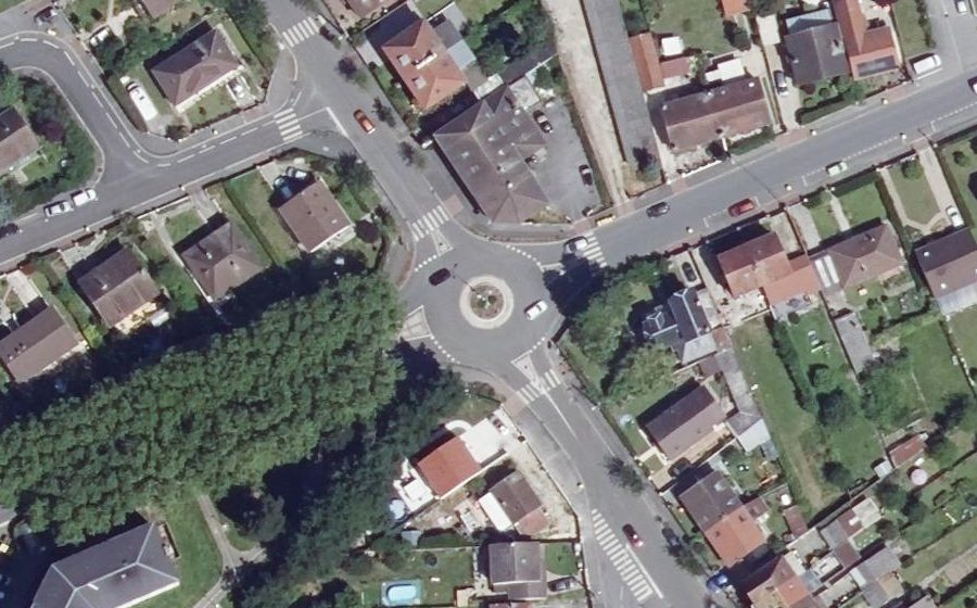 Vue aérienne du Rond-point anonyme n°174136287