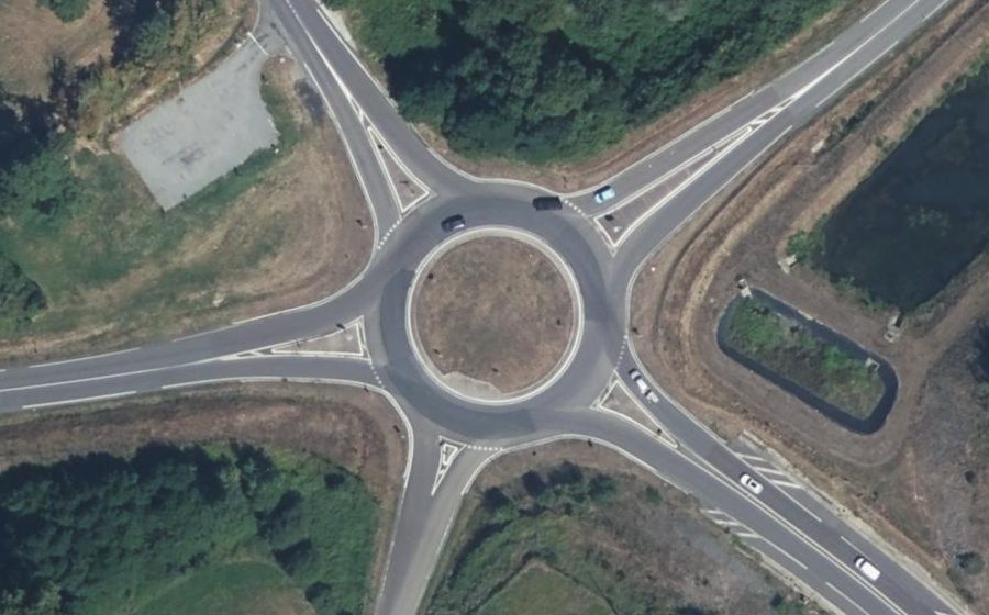 Vue aérienne du Rond-point anonyme n°174283276