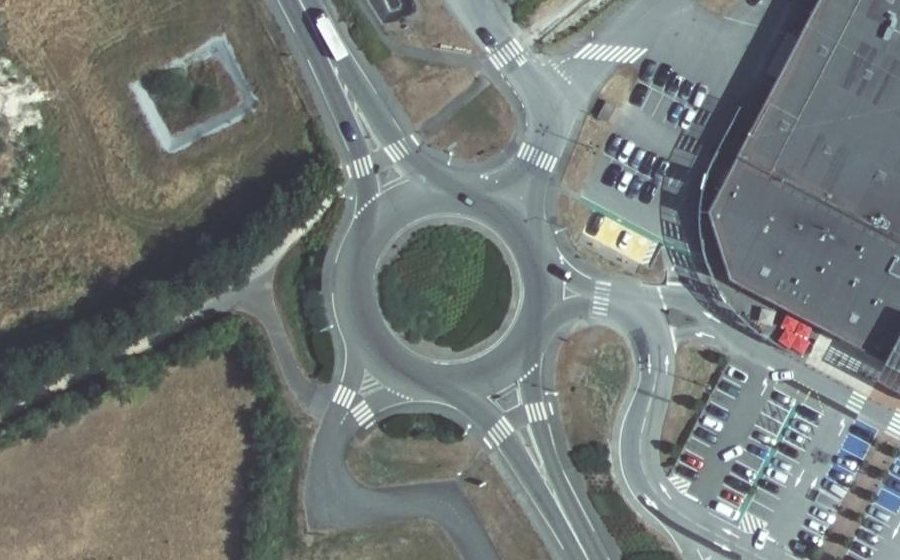 Vue aérienne du Rond-point anonyme n°174290046