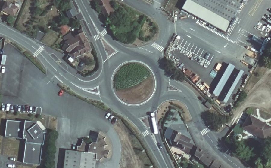 Vue aérienne du Rond-point anonyme n°174290415
