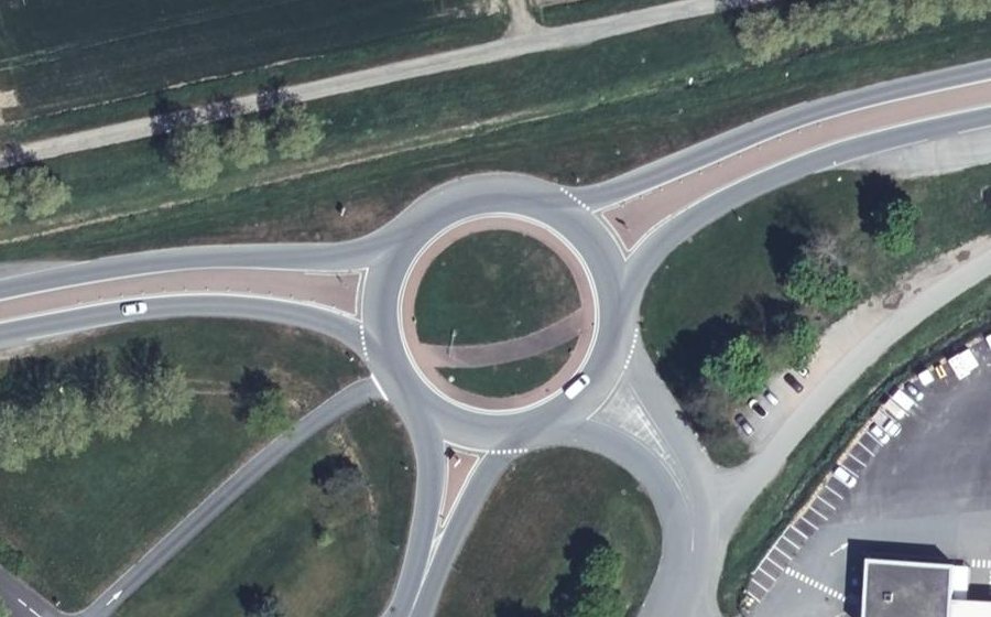 Vue aérienne du Rond-point anonyme n°174315743