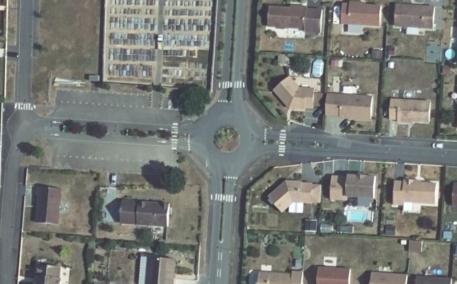 Vue aérienne du Rond-point anonyme n°174347151