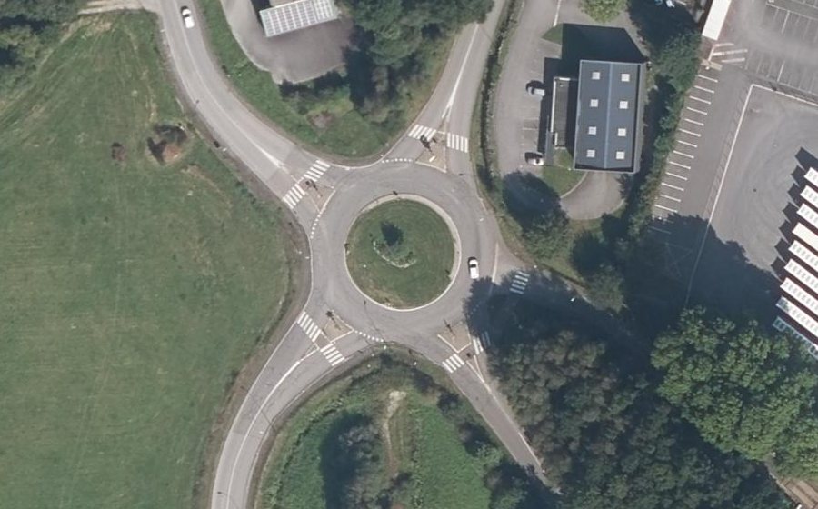 Vue aérienne du Rond-point anonyme n°174427060