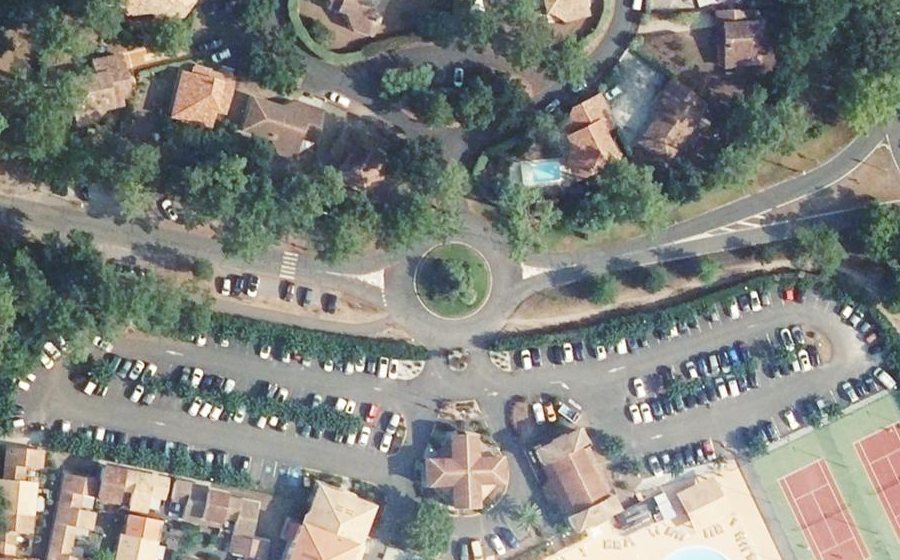 Vue aérienne du Rond-point anonyme n°174430563