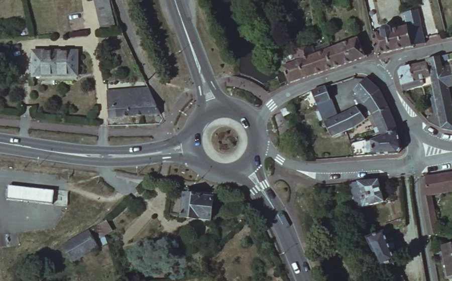 Vue aérienne du Rond-point anonyme n°174437006