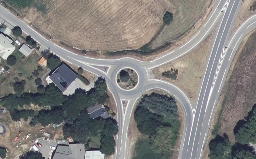 Vue aérienne du Rond-point anonyme n°174542264