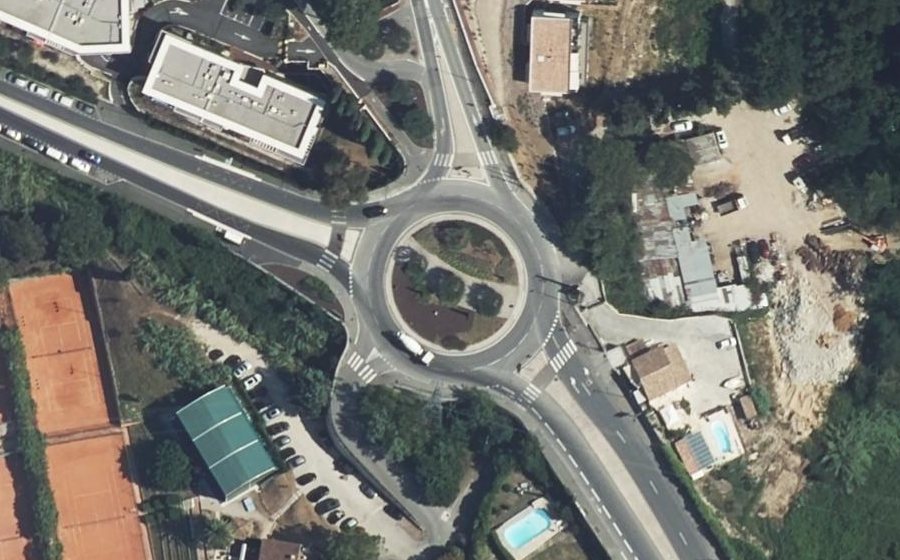 Vue aérienne du Rond-point anonyme n°174610227